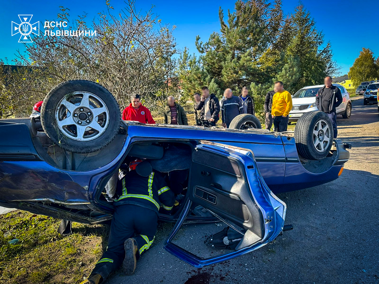 На Львівщині автомобіль з’їхав у кювет та перекинувся: деталі ДТП