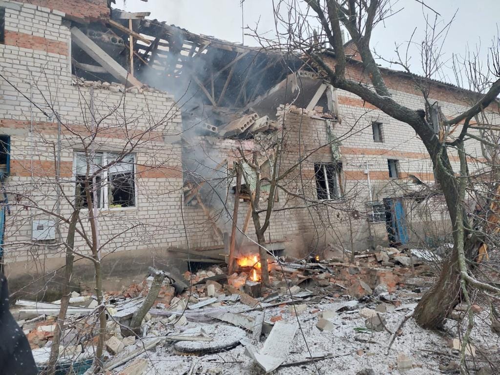 На Сумщині "Шахед" влучив у житловий будинок. Під завалами опинились люди