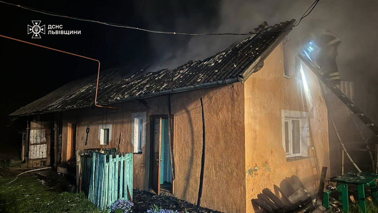 Пожежа на Львівщині знищила дах і тонну кормів: деталі нічного інциденту (фото)