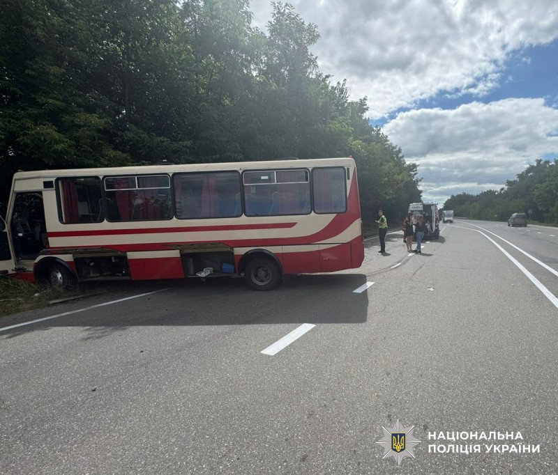 На Житомирщині зіткнулися легковик з автобусом: дев’ятеро постраждалих (фото)