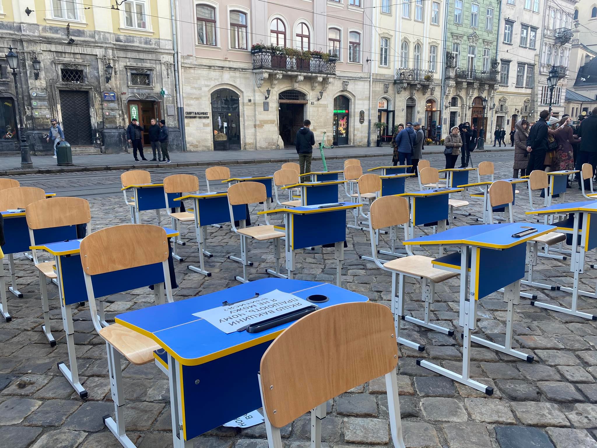У Львові батьки вимагають скасувати дистанційне навчання у школах