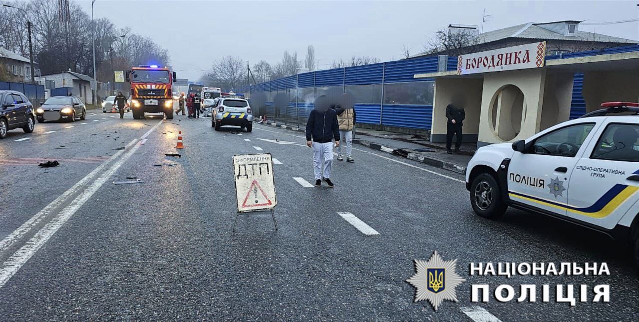 Поблизу Києва авто протаранило пасажирський автобус (фото)