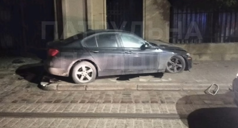 У Львові п’яний водій на БМВ врізався у кам’яну браму Личаківського цвинтаря