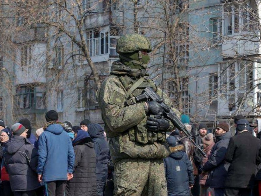 Окупанти ізолюють захоплені населені пункти та розстрілюють волонтерів, – розвідка
