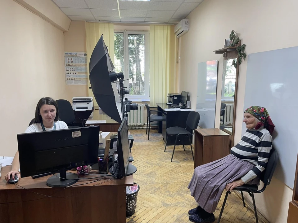 Курйоз дня: на Прикарпатті 102-річна бабуся отримала закордонний паспорт