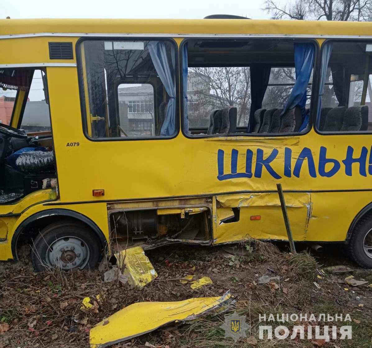 Шкільний автобус зіткнувся з вантажівкою. На Львівщині травмувалися учні