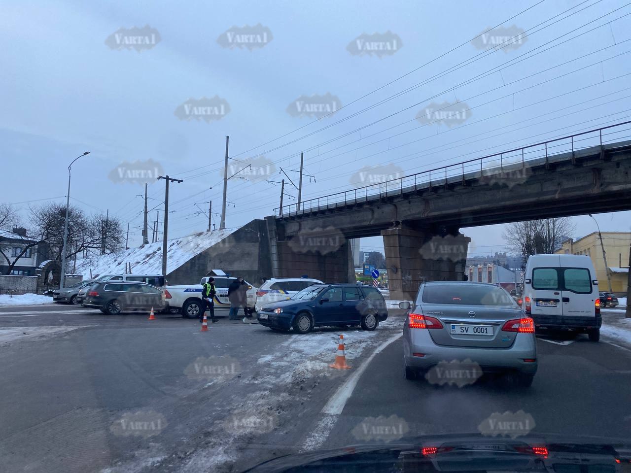 У Львові в автотрощу потрапило авто поліції та охорони (фото)