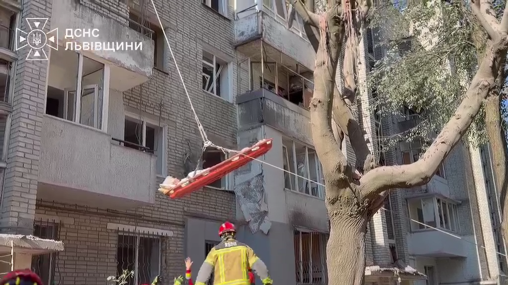 ДСНС показали як рятують людей після атаки на Львів