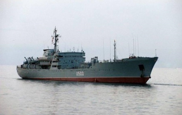 ФСБ заявляє, що український корабель в Азовському морі "загрожує мореплаванню"