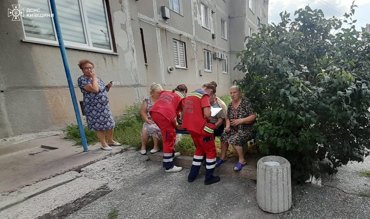 На Київщині сильна пожежа вирувала в багатоповерхівці: відомі деталі (фото)