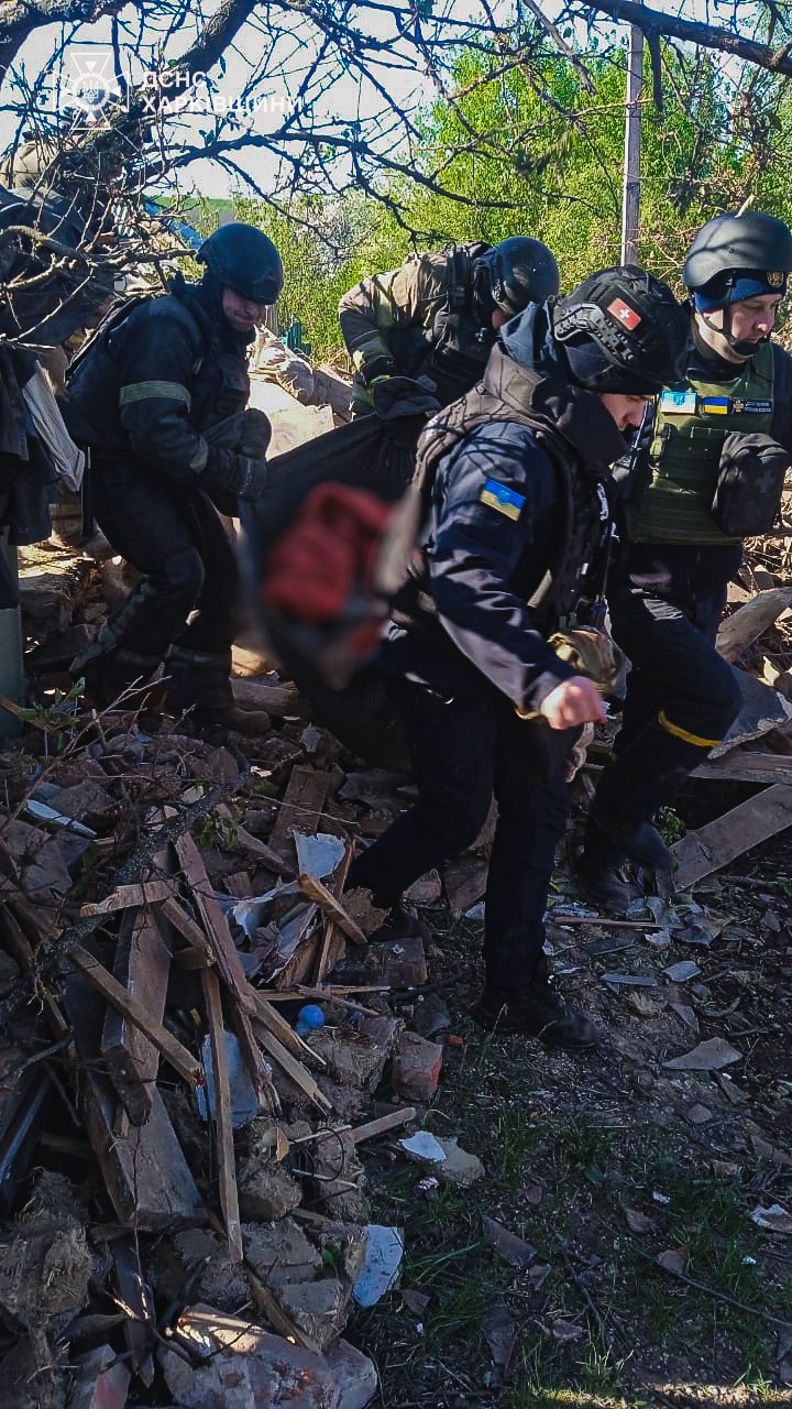 Росіяни атакували Куп'янськ на Харківщині: з-під завалів деблокували тіло чоловіка (фото)