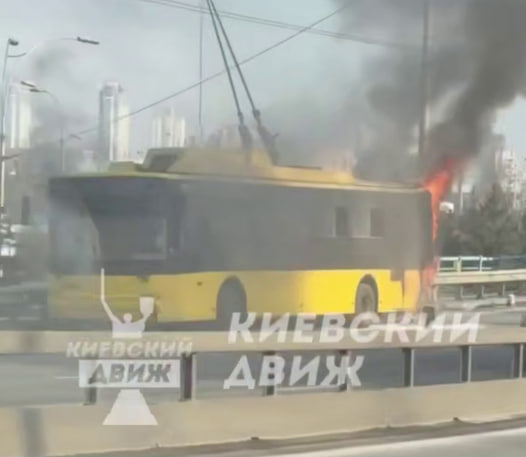 У Києві під час руху  загорівся тролейбус (ВІДЕО)