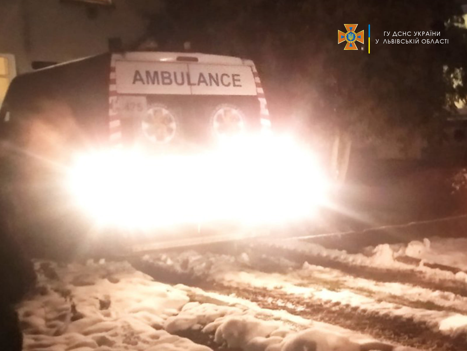 «Швидка» із хворою жінкою застрягла в снігах на Самбірщині