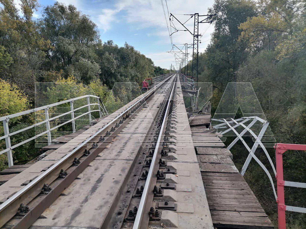 На Росії вибухнув залізничний міст