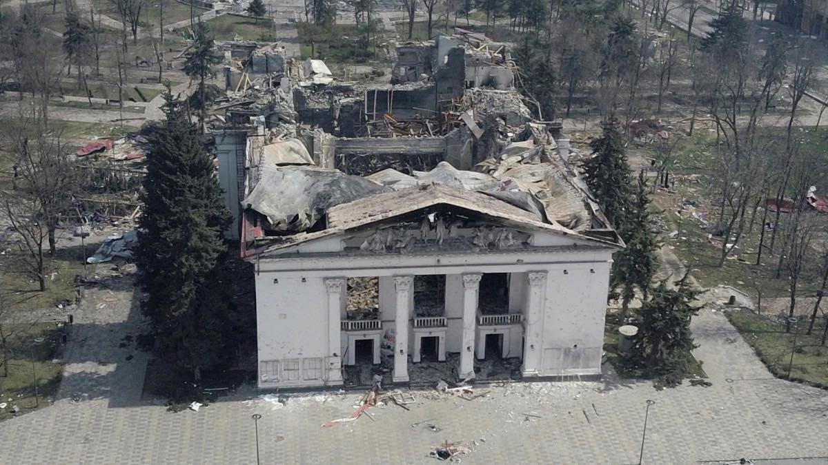 Росія готує фейкове розслідування про бомбування драмтеатру в Маріуполі