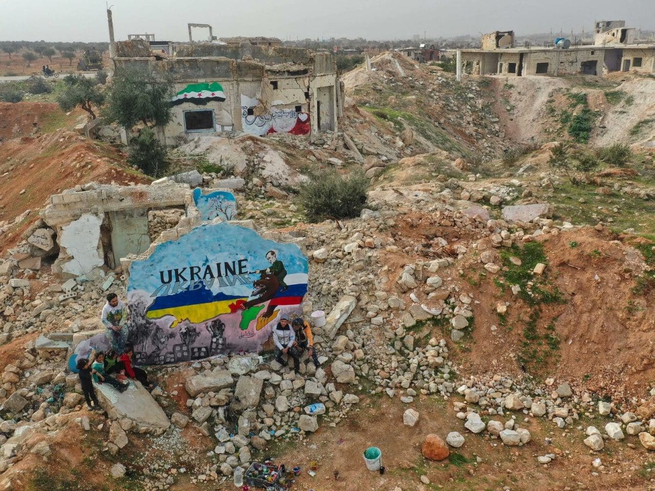 На руїнах розбитого сирійського міста з'явився український мурал. Фотофакт