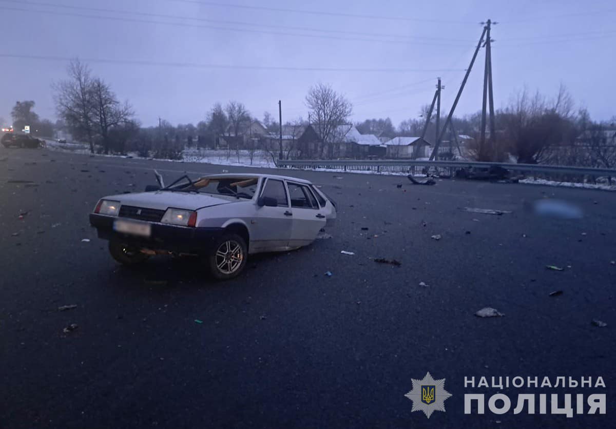 Авто розірвало навпіл: На Житомирщині у ДТП загинула 49-річна жінка (фото)