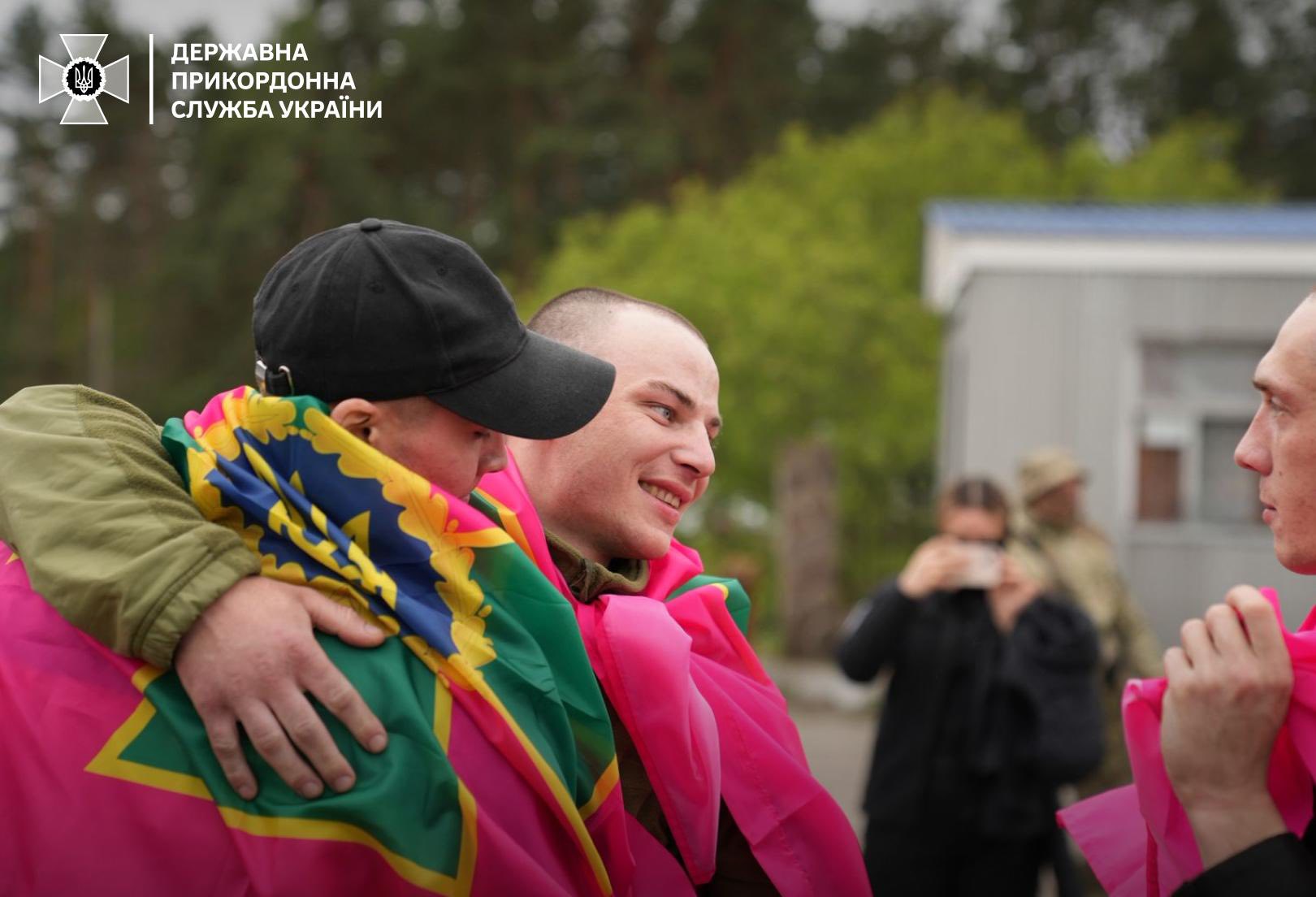 «Я вдома!»: щемливі кадри реакції бійців на повернення в Україну (відео)