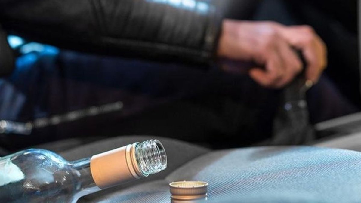 Львівські патрульні показали, як п'яний водій злетів з дороги і розбив авто. Відео