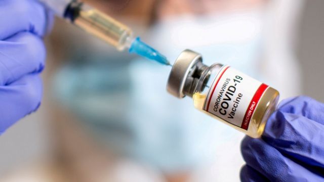 Більшість українців не планують вакцинуватися проти COVID-19. Опитування.