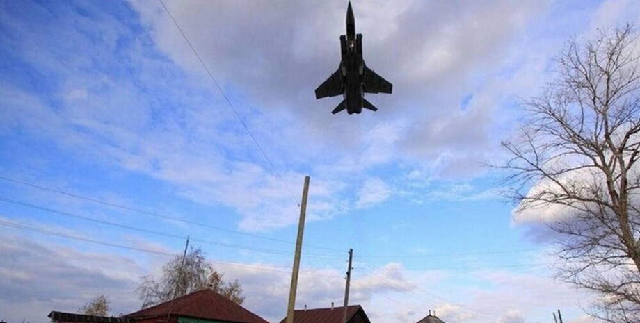 У Росії атакували дронами військову авіабазу та завод вибухових речовин - ЗМІ