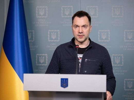 Окупанти продовжують атакувати завод «Азовсталь» у Маріуполі, – Арестович