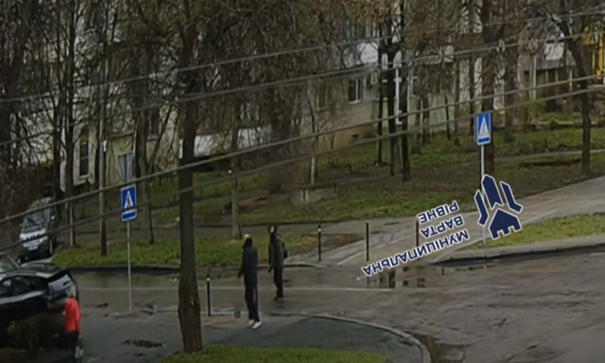 У центрі Рівного посеред дня напали на перехожого: ВІДЕО