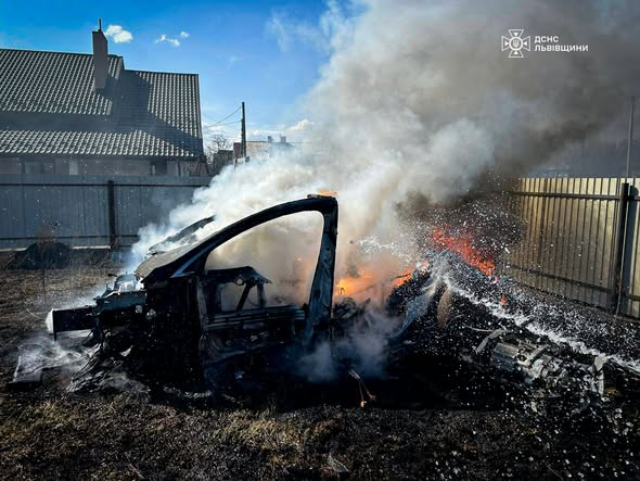 На Львівщині через підпал сухої трави спалахнула пожежа на приватному подвір'ї