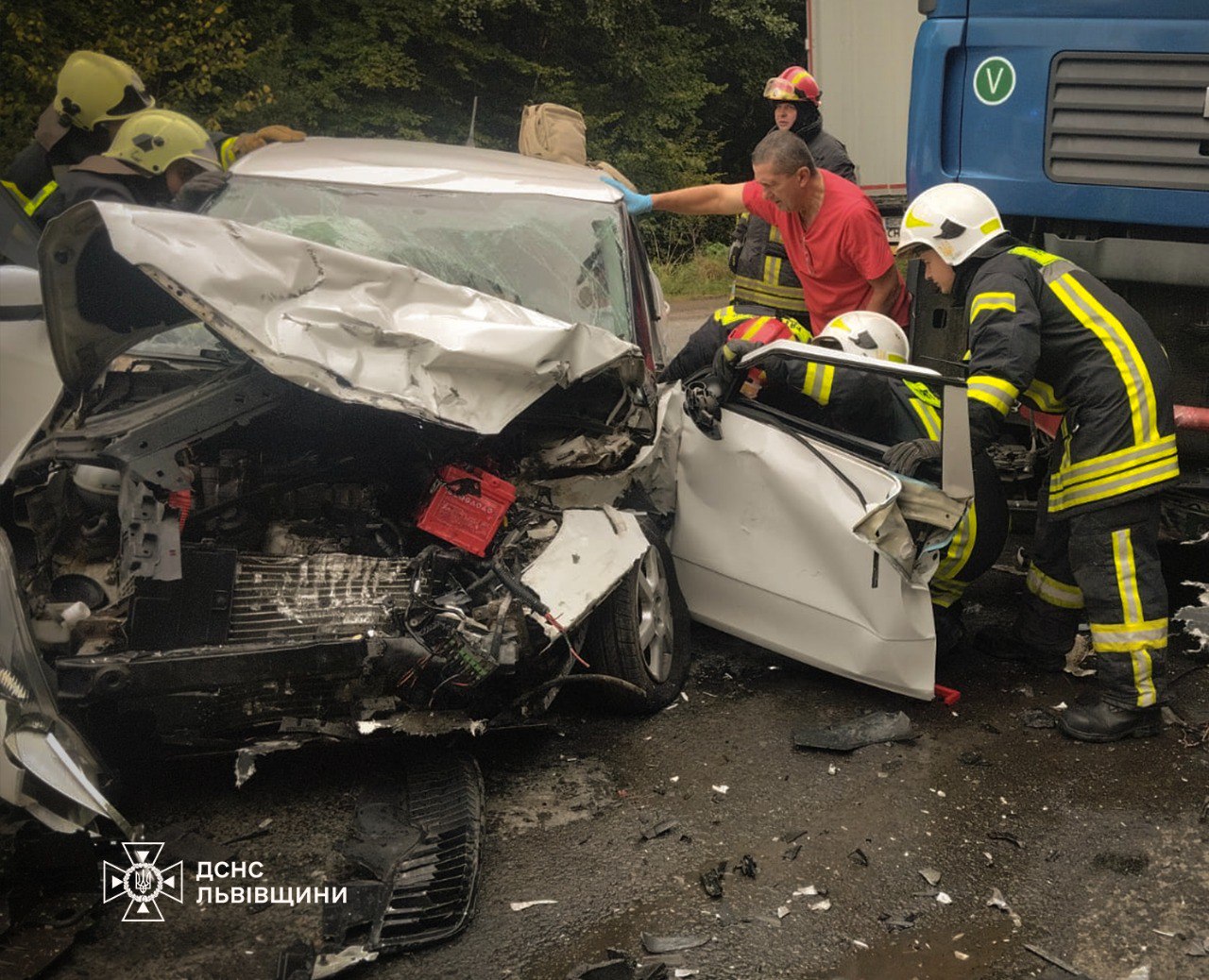 ДТП на Львівщині: рятувальники деблокували із понівеченого авто травмовану жінку
