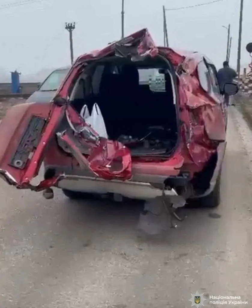 Червоний не зупинив: на Франківщині водій автівки кинувся під тепловоз «Черкаси — Франківськ».