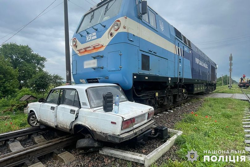 ДТП на Хмельниччині: водій напідпитку зіткнувся із тепловозом