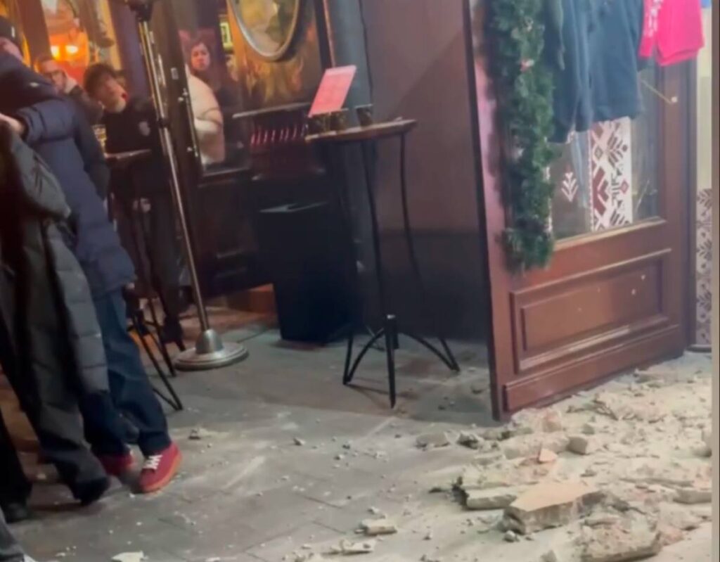 У Львові уламки фасаду травмували жінку на площі Ринок (фото)