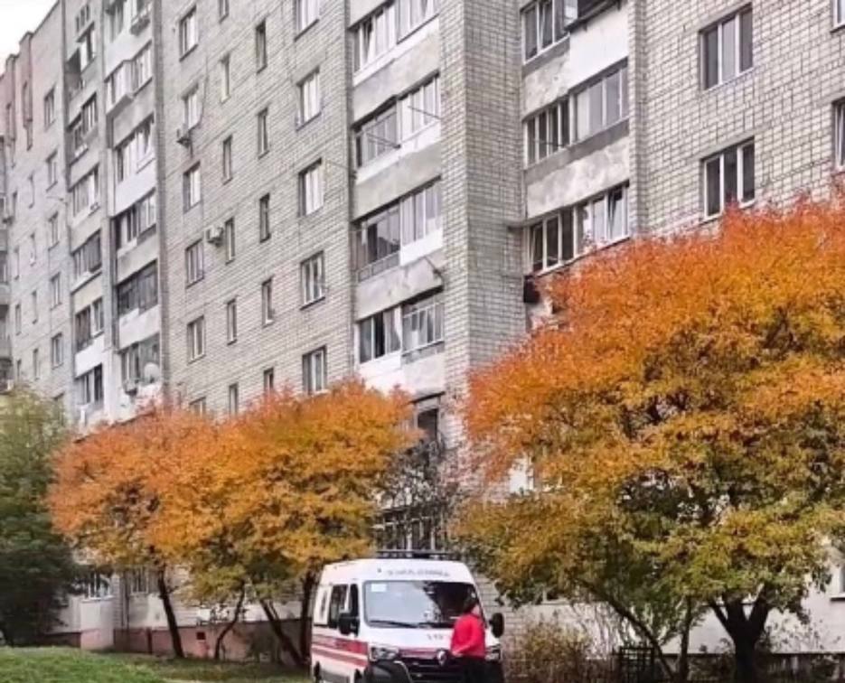 У Львові жінка випала з вікна