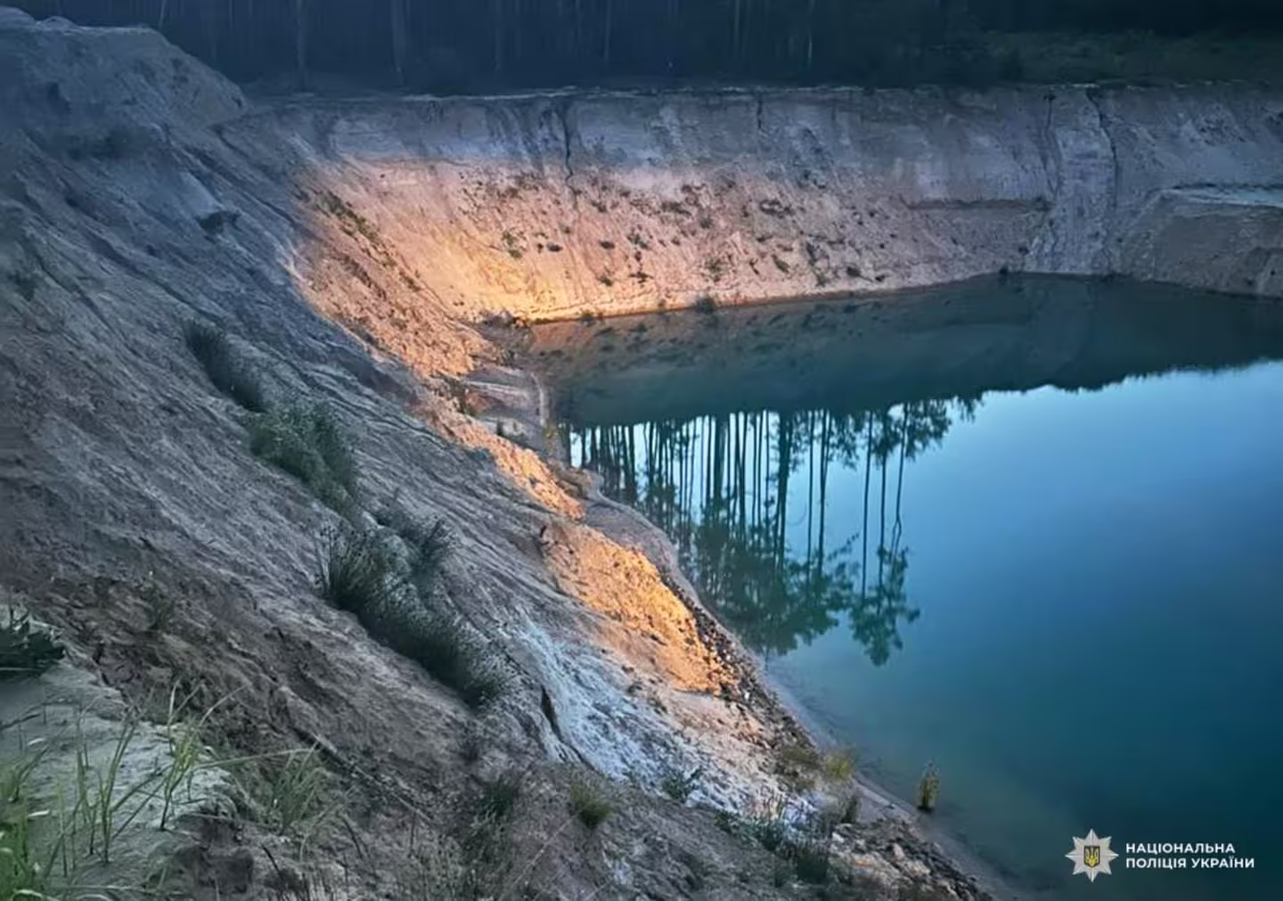 На Рівненщині підліток-мотоцикліст впав у 15-метрову прірву (фото)