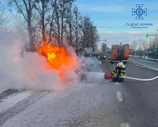 Біля Львова під час руху загорівся автомобіль