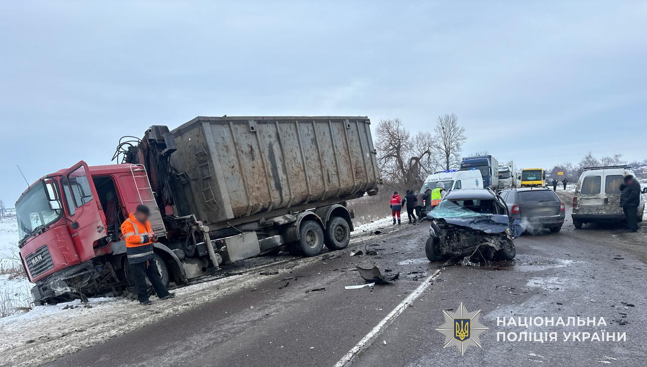 Біля Львова сталася потрійна ДТП: Деталі