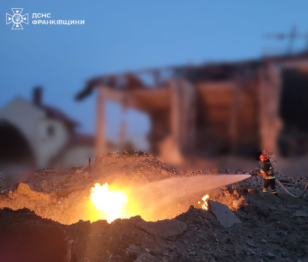 Росіяни вдарили ракетами по навчальному закладу в Івано-Франківську, виникла пожежа