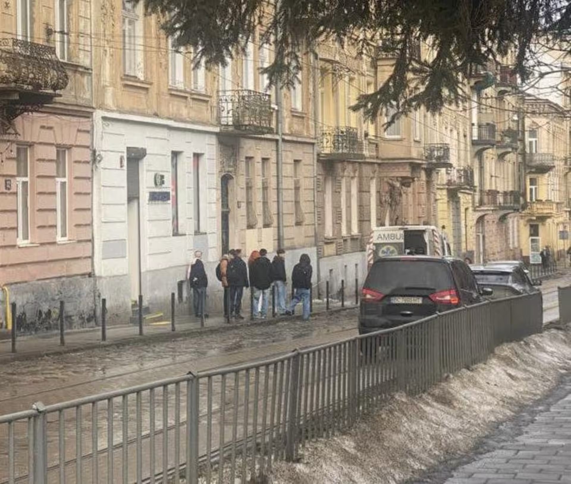 У Львові величезна брила льоду з даху впала на чоловіка (фото)