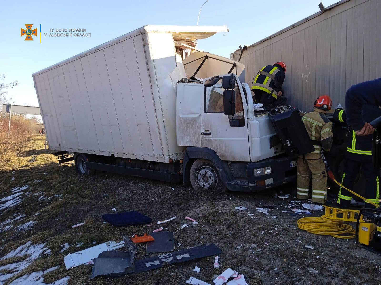 35-річного львів'янина після ДТП деблокували з вантажівки та евакуювали гелікоптером