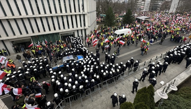 У Варшаві почалися сутички поліції з протестувальниками, є поранені