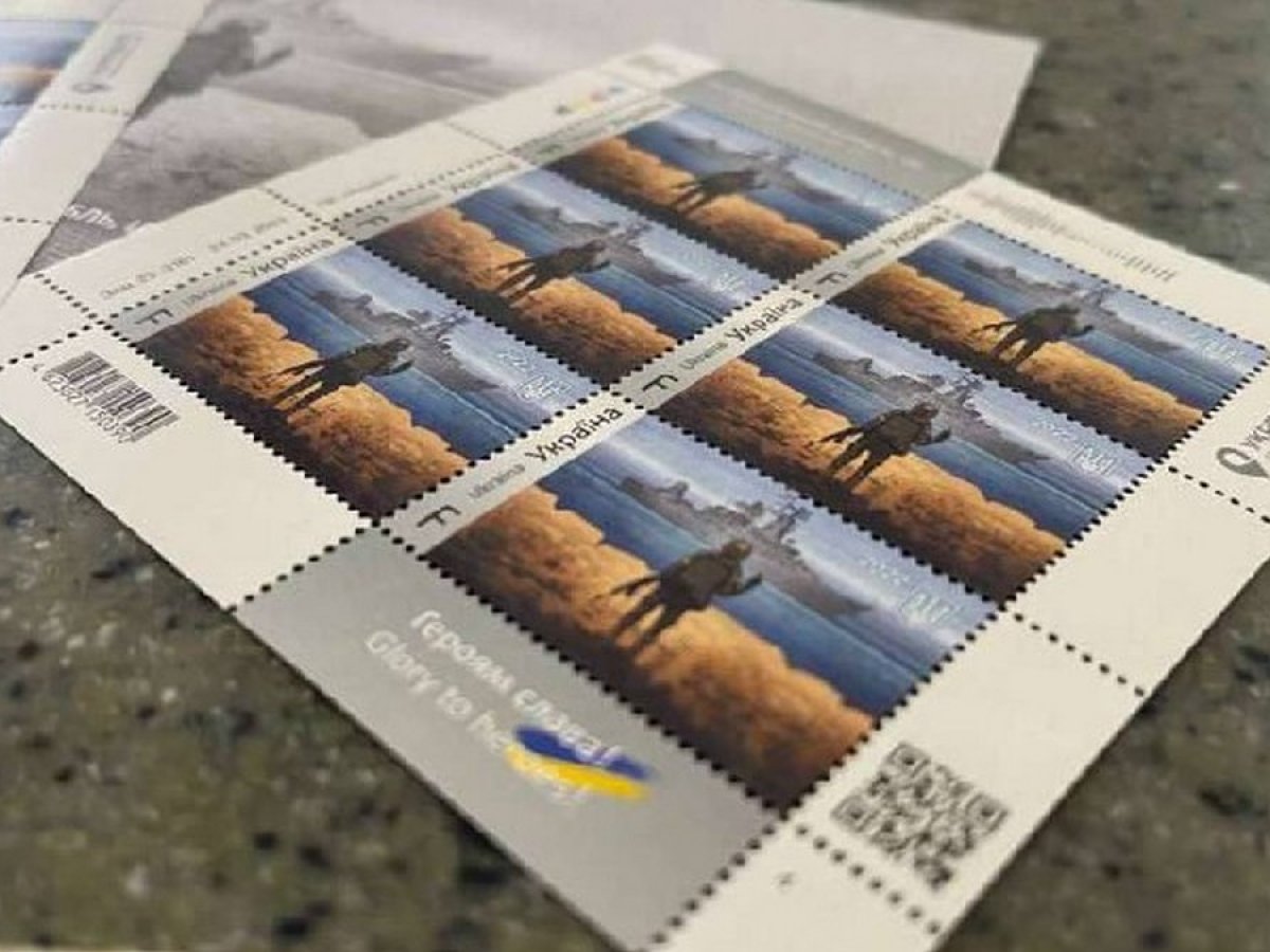 Українці проголосували за нову версію марки від «Укрпошти». Патрон не виграв