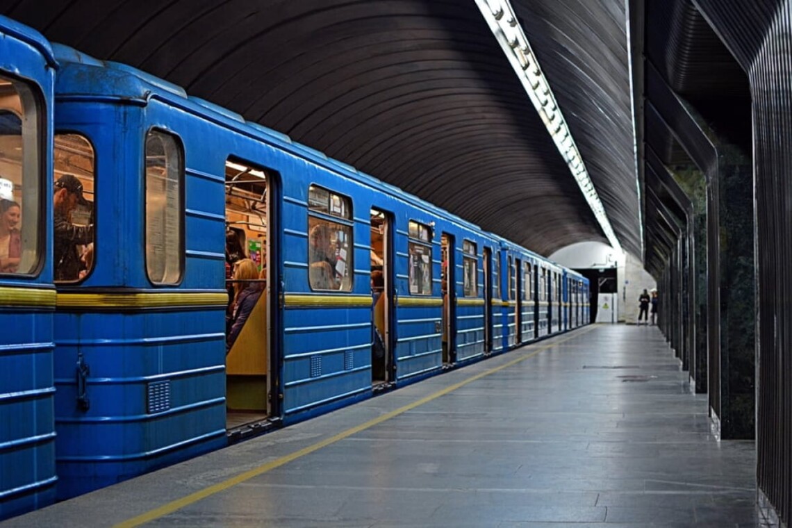 У Києві на станції метро пасажир потрапив під потяг