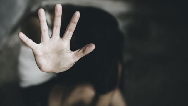Жорстоке поводження з дітьми та групове зґвалтуванні матері. Україна звинувачує