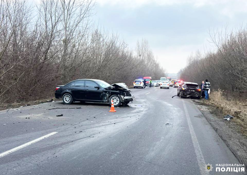 На Рівненщині зіткнулися п’ять автівок: відомі деталі ДТП (фото)