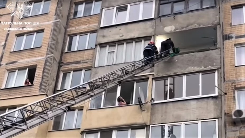 У Львові 85-літню жінку вивільняли з власної квартири через балкон