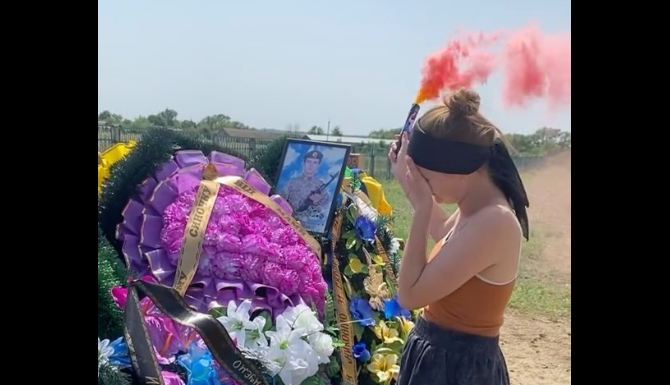 Ти залишив частинку себе: дівчина загиблого воїна влаштувала гендер-паті біля могили коханого