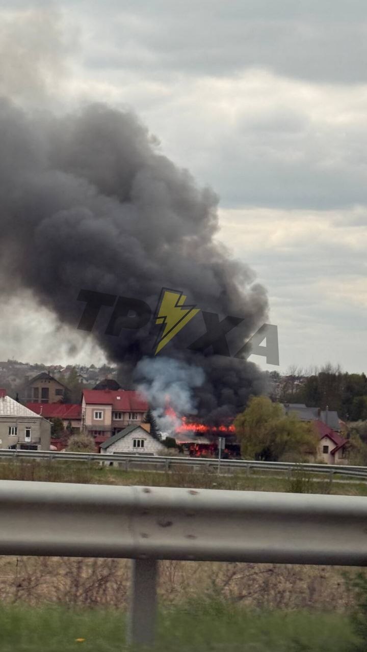 Біля Львові горить житловий будинок: Що відомо (ВІДЕО)