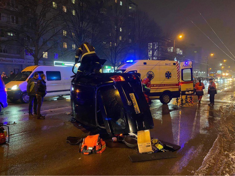 Авто перекинулося на дах. У Львові ДТП з потерпілим