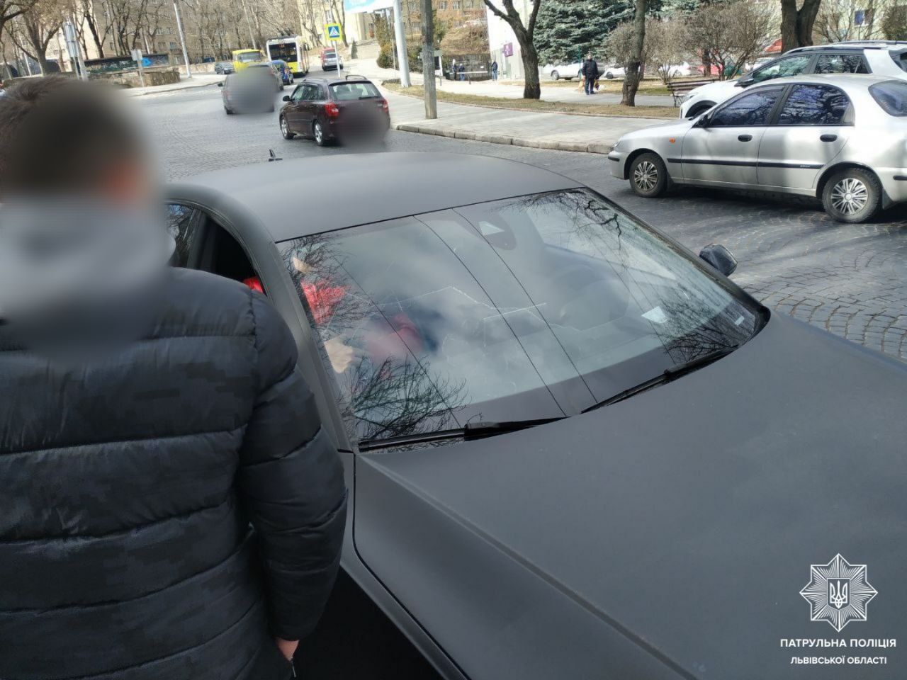 Водіїв просять розтонувати вікна автомобілів