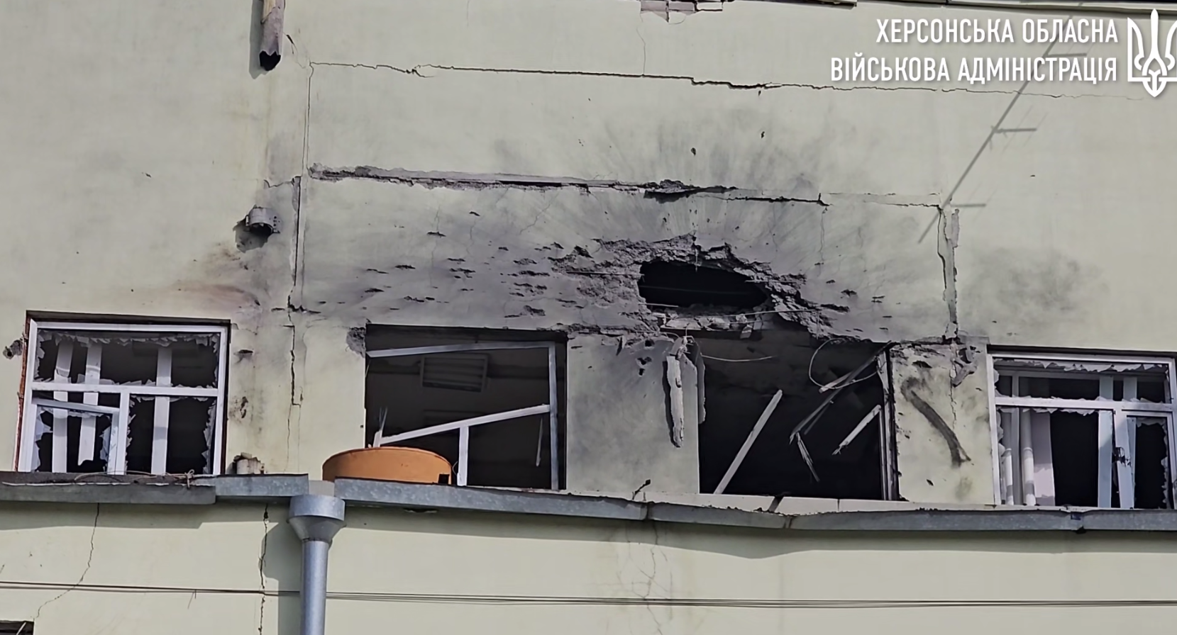 Окупанти вдарили по офісу в центрі Херсона. Відео наслідків